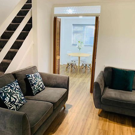 Spacious House, Free Parking & Patio Garden 法纳姆 外观 照片