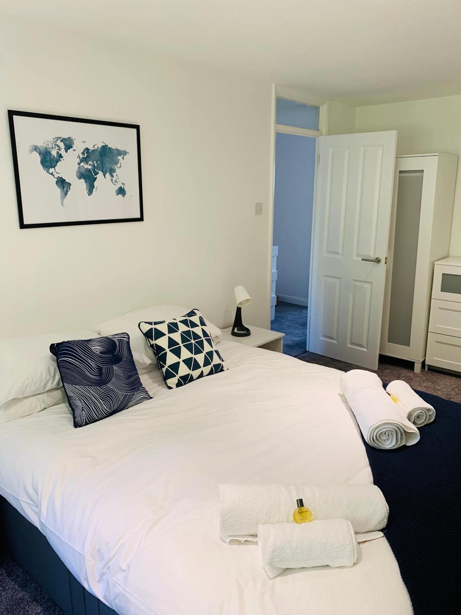 Spacious House, Free Parking & Patio Garden 法纳姆 外观 照片