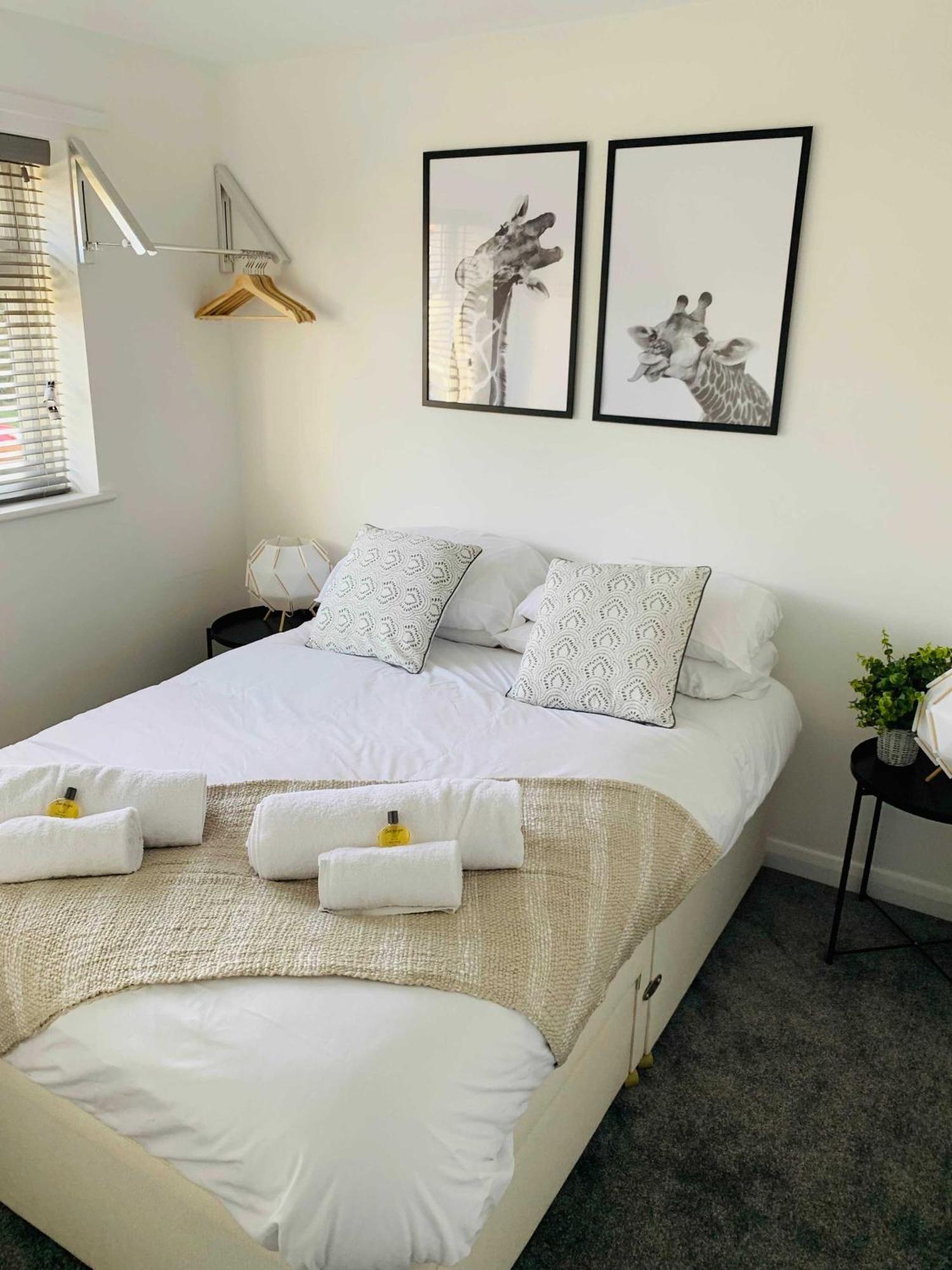 Spacious House, Free Parking & Patio Garden 法纳姆 外观 照片