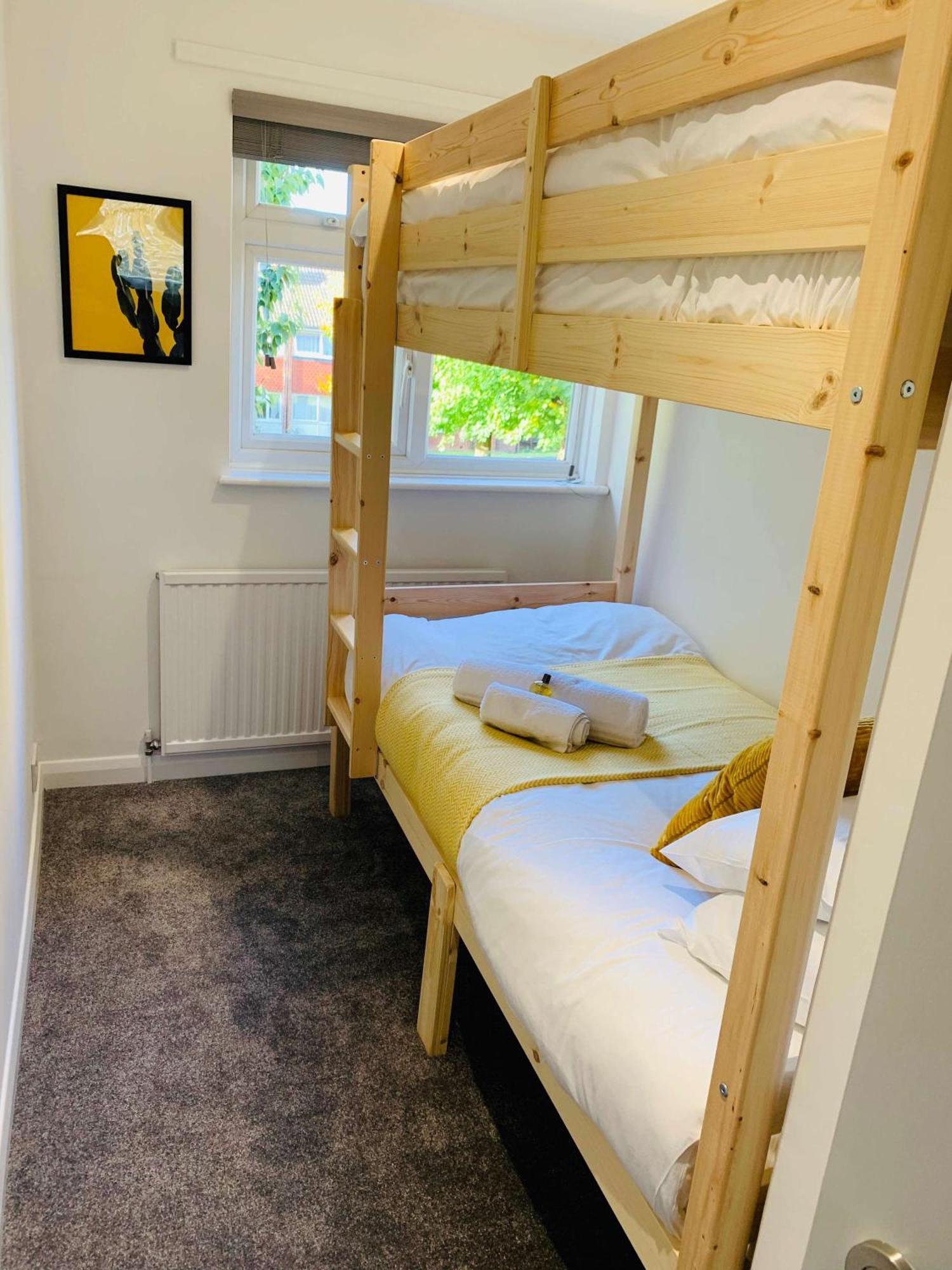 Spacious House, Free Parking & Patio Garden 法纳姆 外观 照片